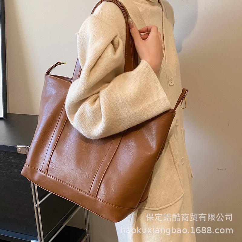 Retro bag women's large-capacity 2025 new autumn and winter versatile shoulder bag is popular this year, textured commuter tote bag