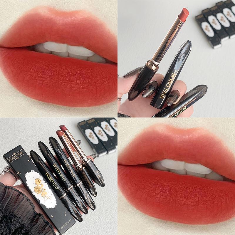 

BOBOFAiR Матовая вельветовая помада: Зеркальный финиш, Ретро-цвет, Чистое желание в элегантном черном тюбике.