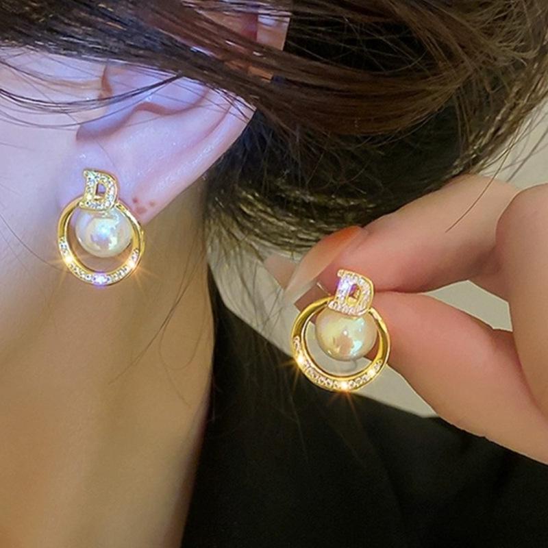 Boucles d'oreilles de luxe tendance 2024 accrocheuses pour femmes: Boucles d'oreilles à clous tendance et polyvalentes pour l'automne et l'hiver