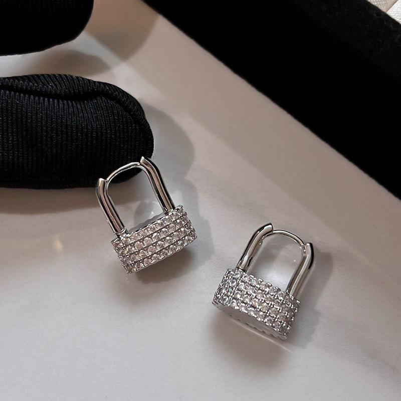 A-grade zircon U-shaped lock ear buckle design earrings, new popular high-end personality, suitable for autumn and winter earrings