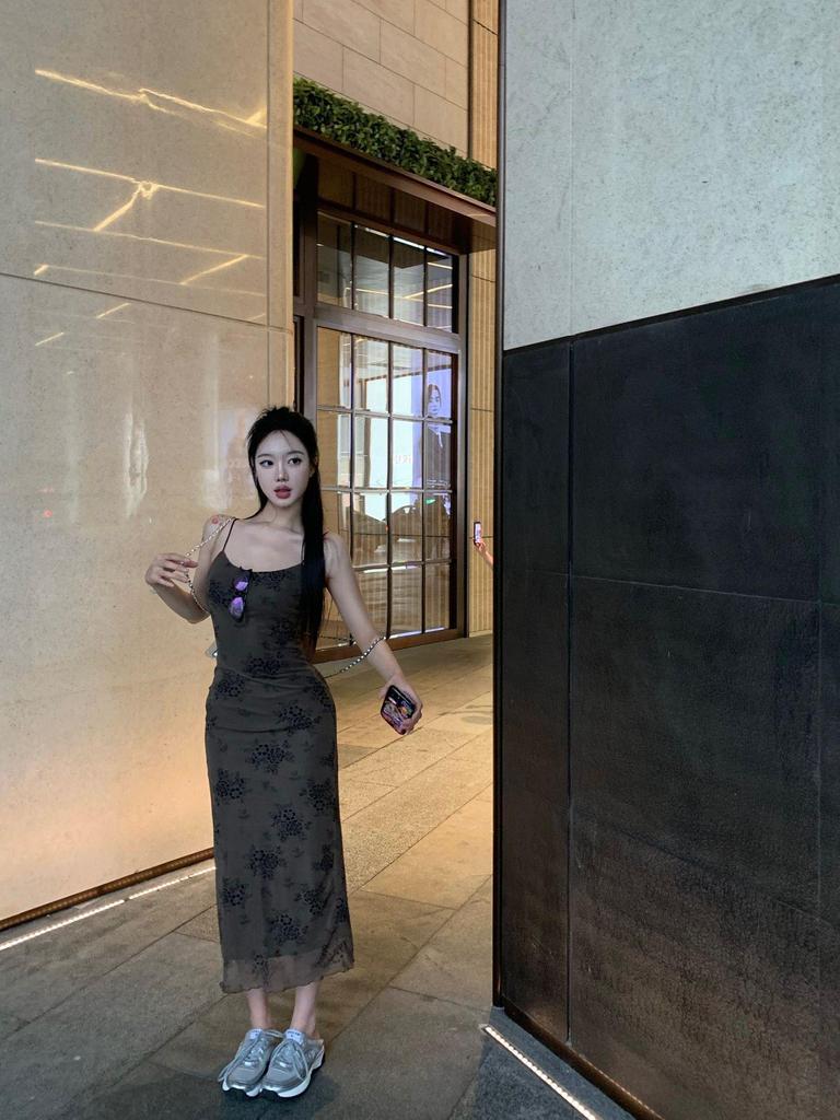 Schickes französisches Camisole-Kleid mit schwarzem Print: Elegantes, taillenförmiges Design für einen schlankmachenden, raffinierten Look.