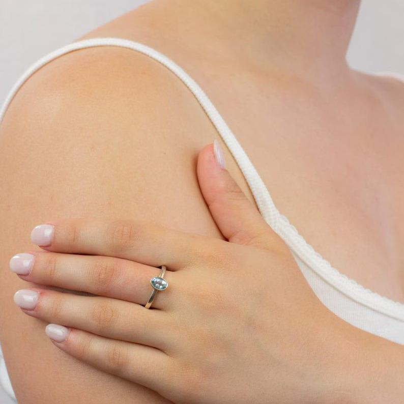 Oválný akvamarínový prsten March Birthstone Modrý pevný prsten ze sterlingového stříbra Ručně vyráběné šperky z drahých kamenů