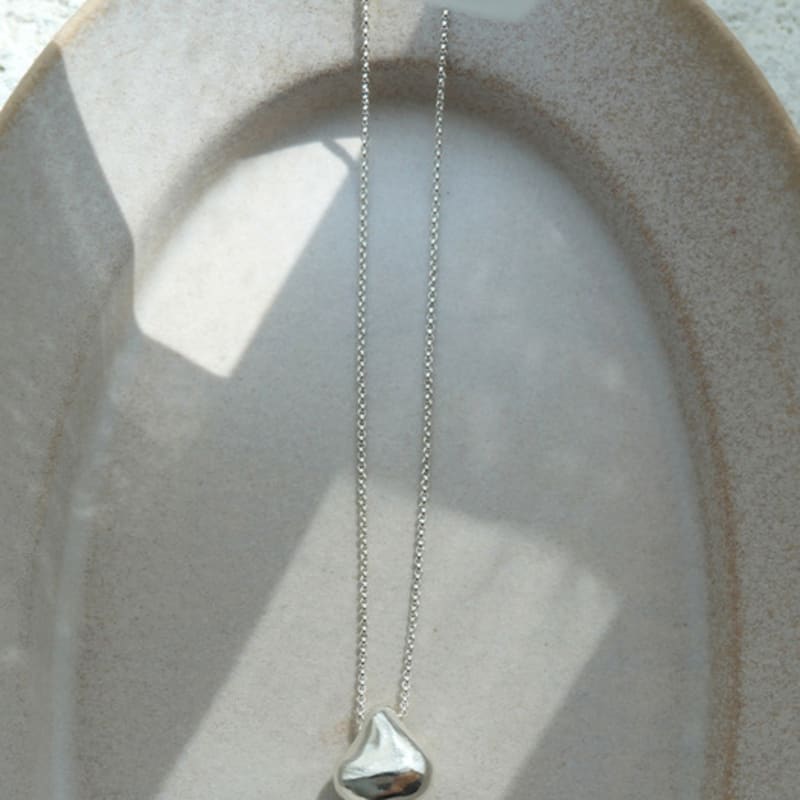 REINDEER GROTTO NECKLACE 01