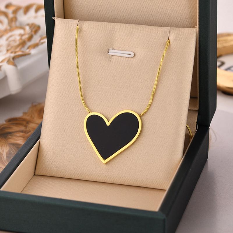 

Do Not Fade White Black Shell Heart Stainless Steel Pendant Necklace For Women Luxury Korean Aesthetic Chains Necklaces as the picture