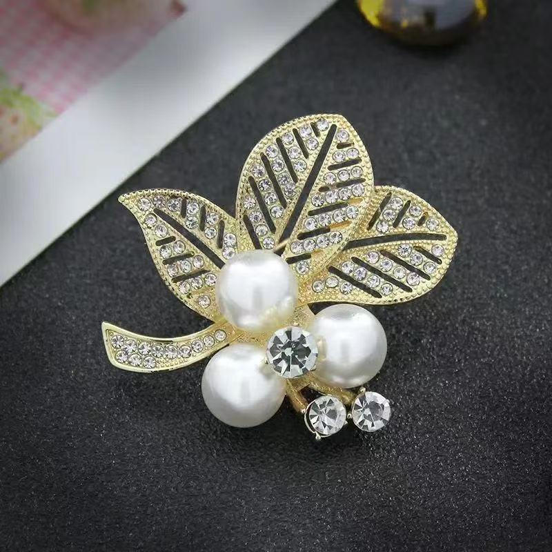 

Hollow Leaf Pearl Brooch: Elegant Women s Versatile Coat Accessory