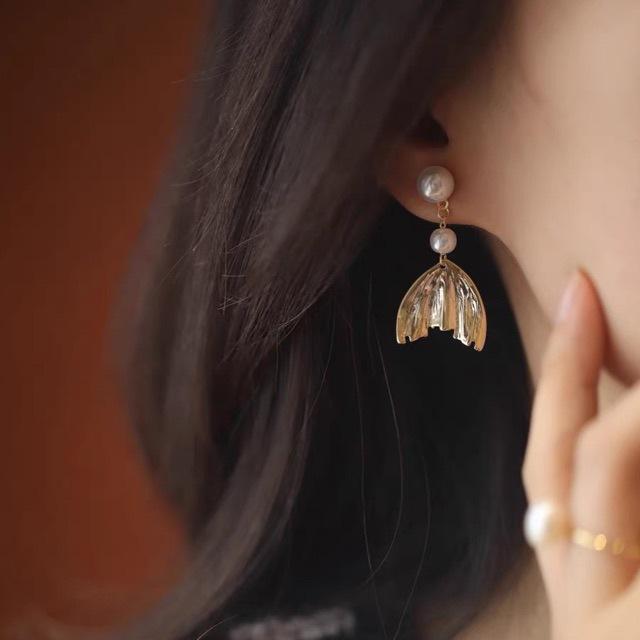 Fish tail earrings, personalized design, niche temperament earrings, natural freshwater pearl stud earrings, light luxury and high-end earrings.