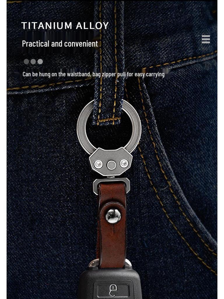 Nyckelring i titanlegering med hänge i kohud - Personlig EDC-gåva för män