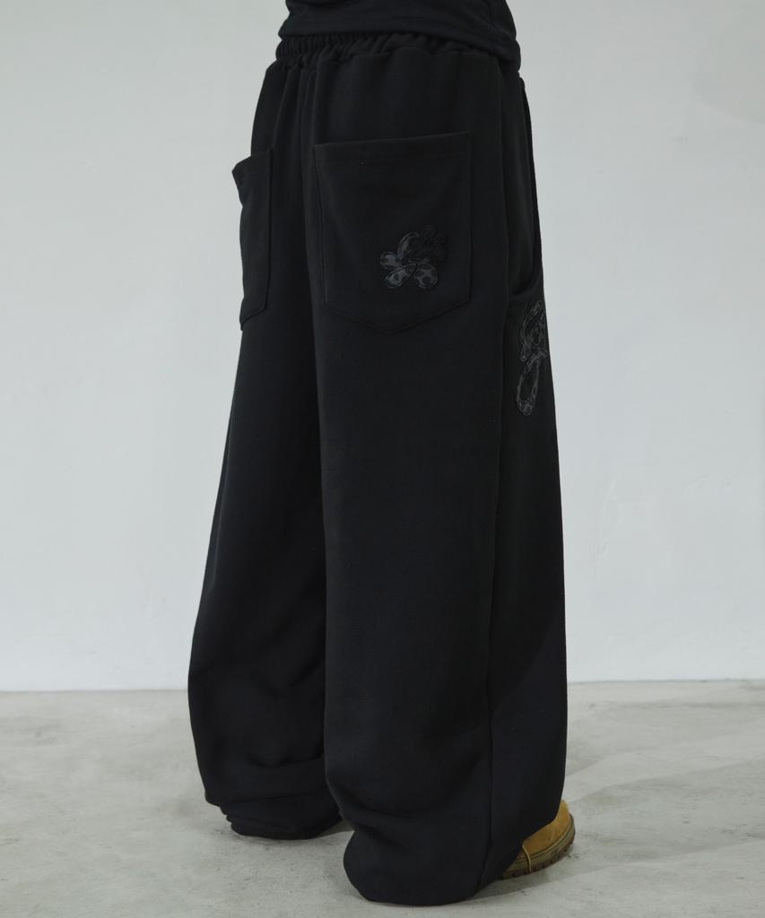 Seulliggeullou Leopard Logo Applique Sweatpants [Black]