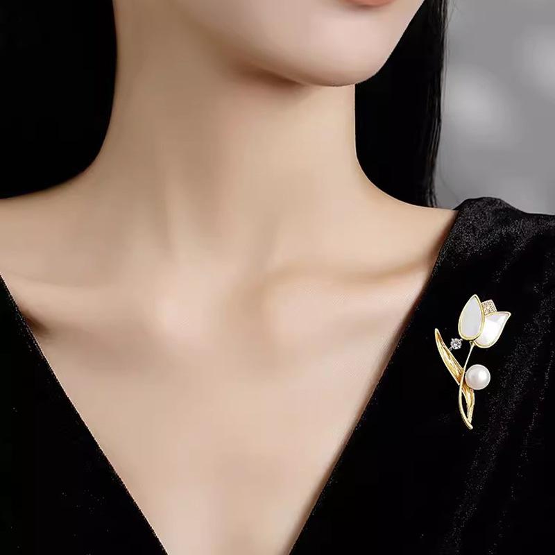 Tulip Brooch, High-end Women's Niche High-end Design Sense, Pearl Brooch, Luxurious and Elegant Brooch