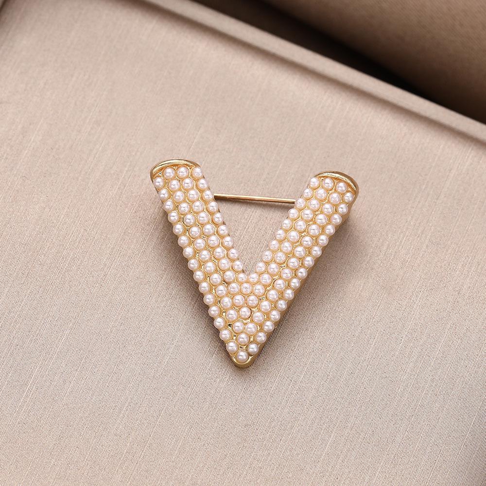 Luxury Pearl & Rhinestone V-Shaped Brooch – Elegant Anti-Exposure Corsage Accessory for Suits.