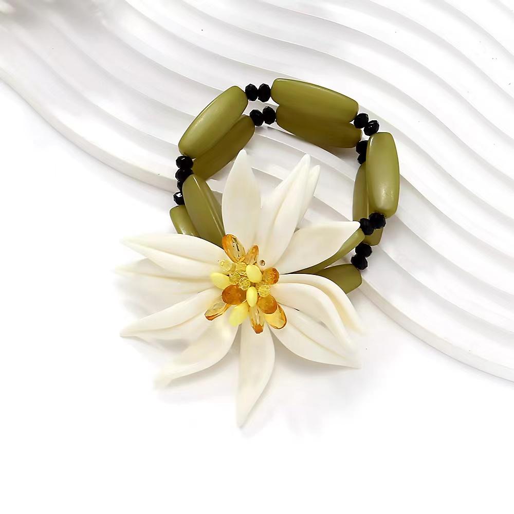 Neue handgefertigte Perlen-Choker-Halskette mit großer Blume