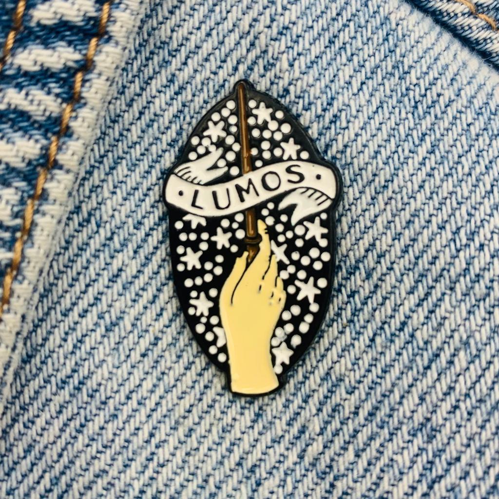 Neue Emaille Pin Lumos Zauberei Magie Harry Zauberstab Metall Stecker Geschenk Geburtstag 1 Stück