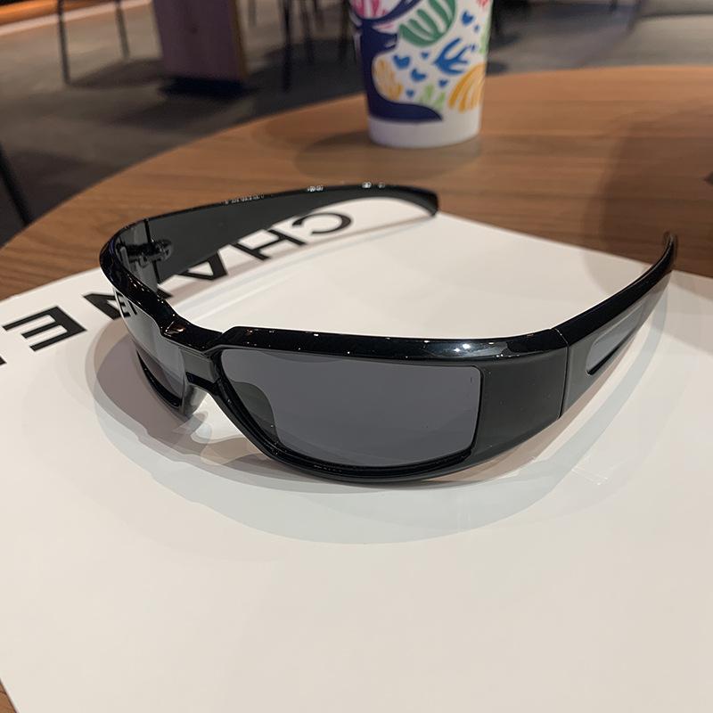 Futuristic sci-fi bright silver sunglasses UV400 UV protection surround design Cyberpunk trendy glasses
