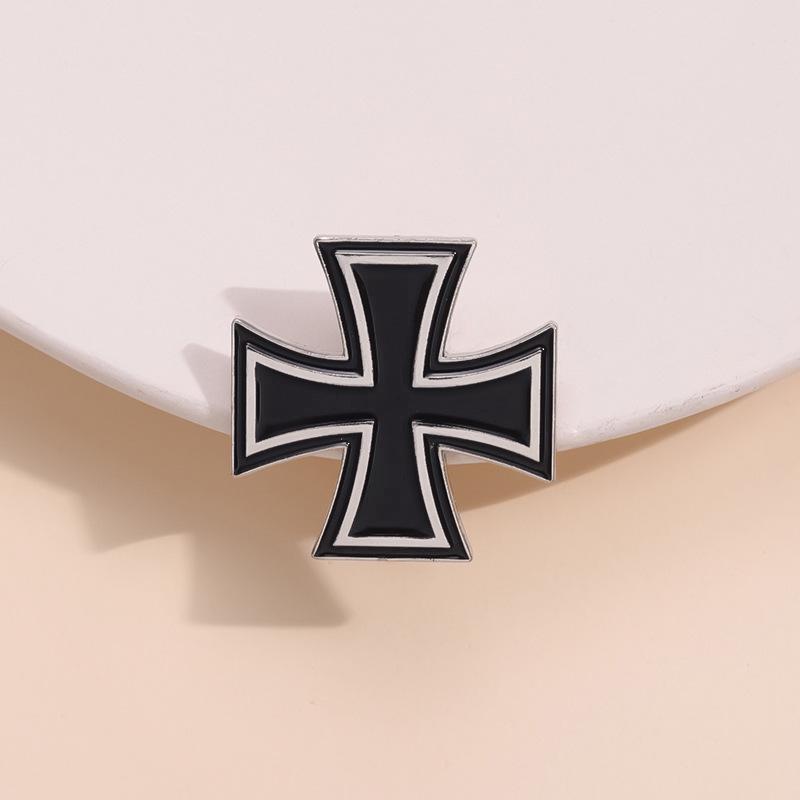 Trendy German Cross Lapel Brooch: Versatile Commemorative Pin with Baking Paint Finish
