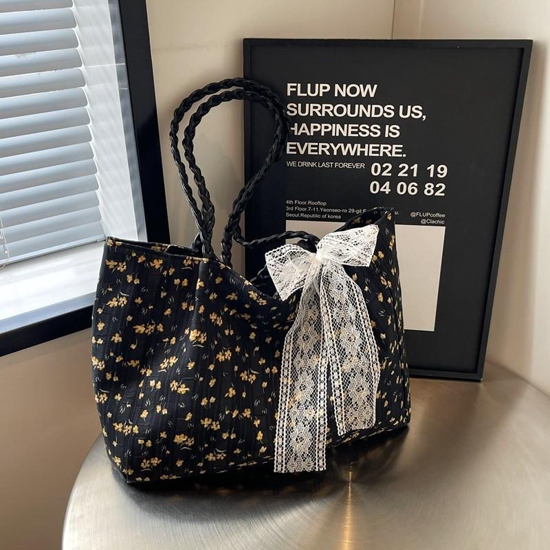 Chic Street Style Canvas Tote Bag For Women With Soft Texture And Spacious Design Ideal For Commuting