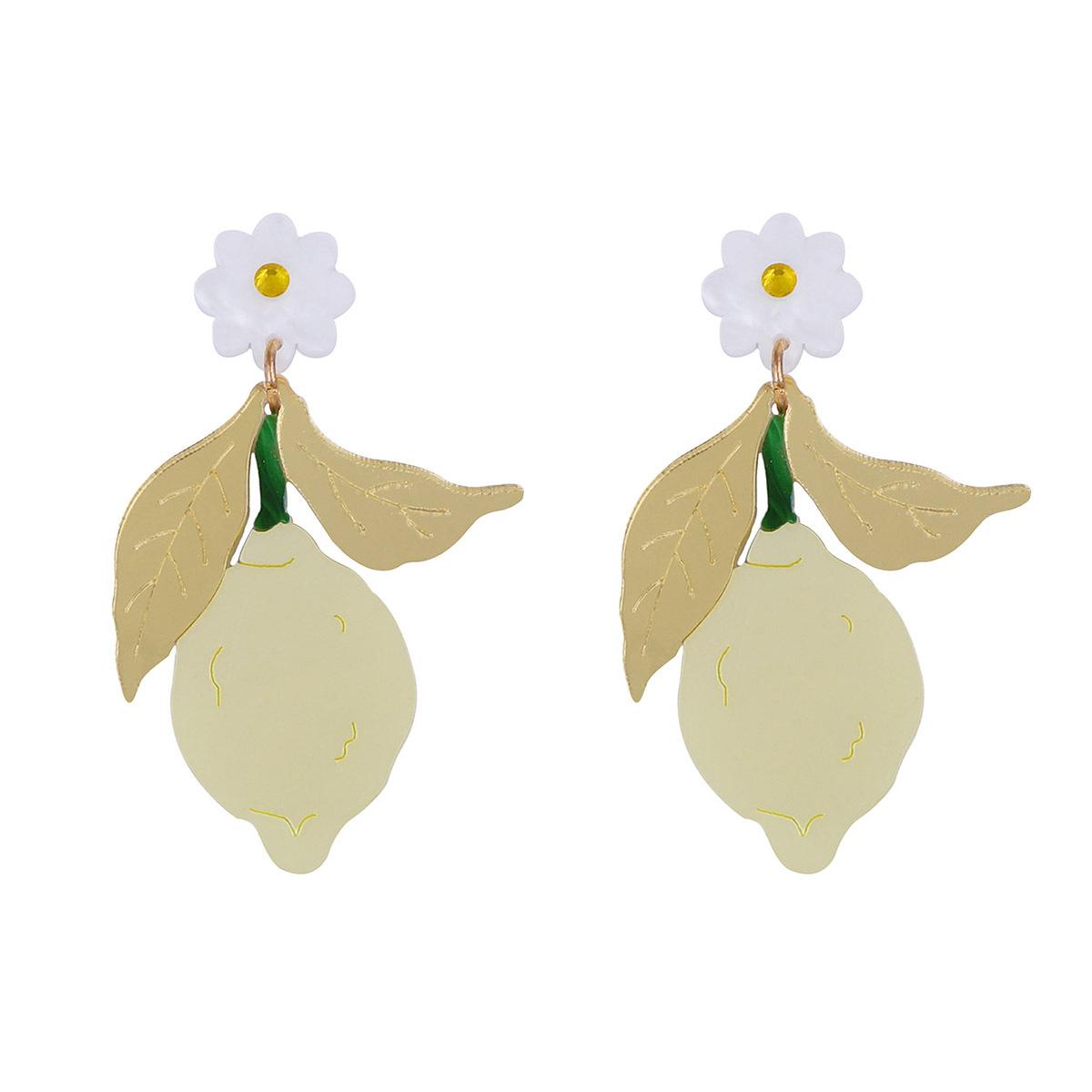 

The fruit-themed earrings feature a simple and niche design. The acrylic lemon slice small flower earrings are fresh and versatile for women