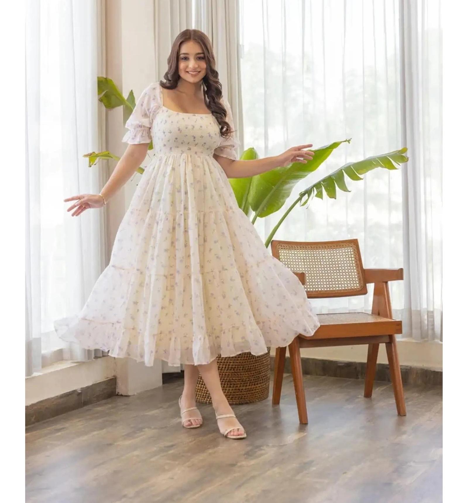 Женское приталенное платье-трапеция белого цвета средней длины (до середины икры) XS белый