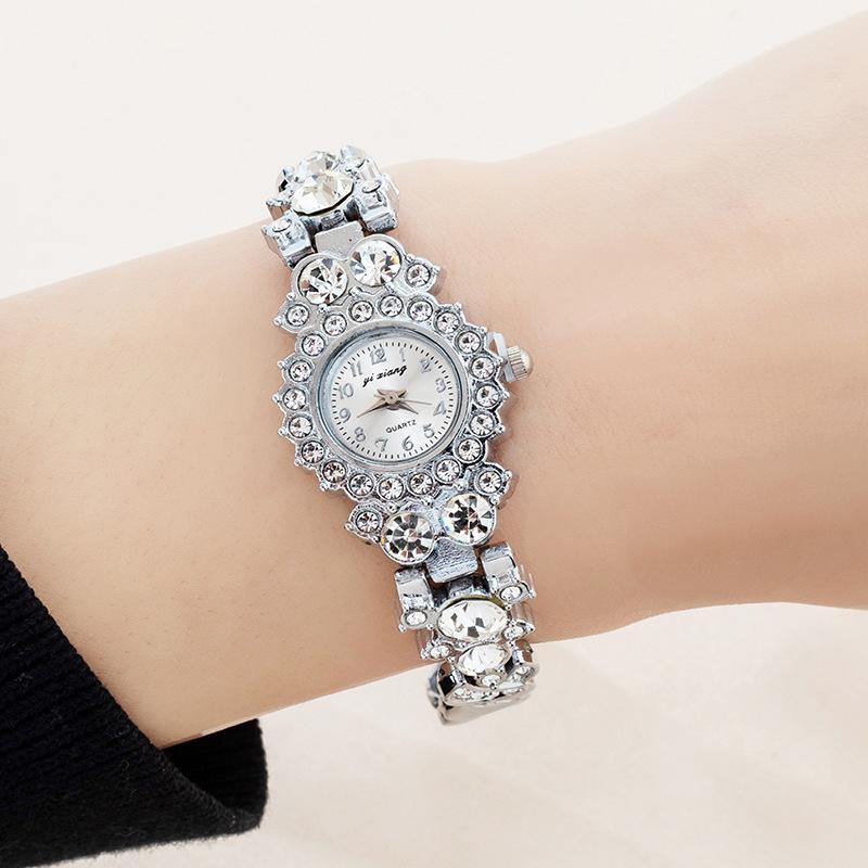 Watch Women's Fashion Bracelet Personalized Diamond Watch Women's European Beautiful Women's Bracelet Quartz Female Student Table