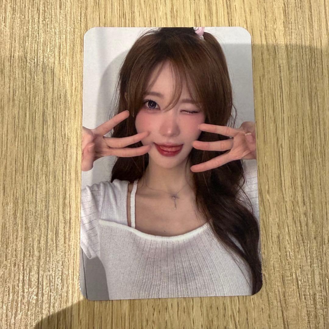 [USED] QWER In-Person Bonus Trading Card: Magenta