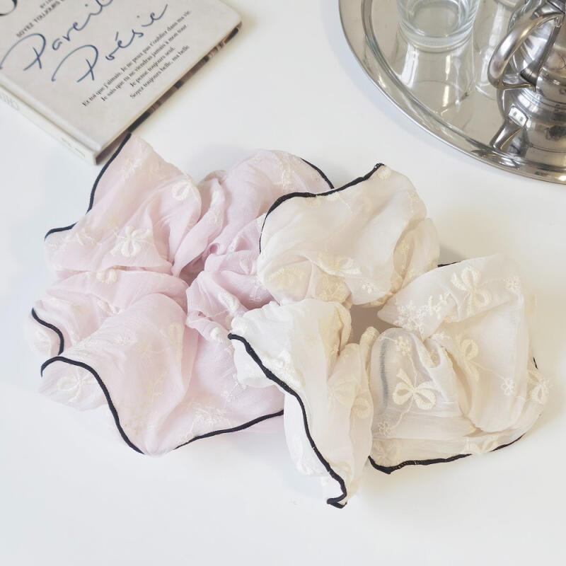 Большая резинка для волос с вышивкой лентами light pink