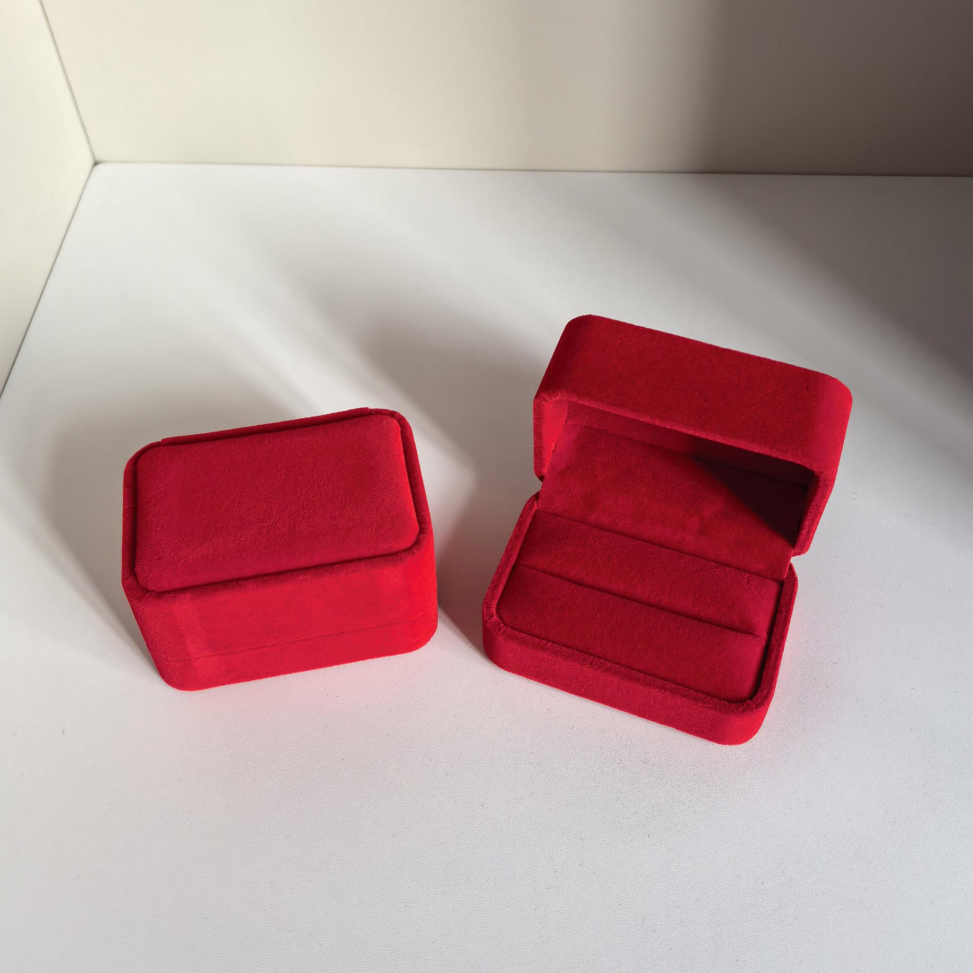 Бархатная подарочная коробка для колец и серег с двойным отсеком - Крышка-раскладушка для упаковки обручальных колец и серег-гвоздиков.