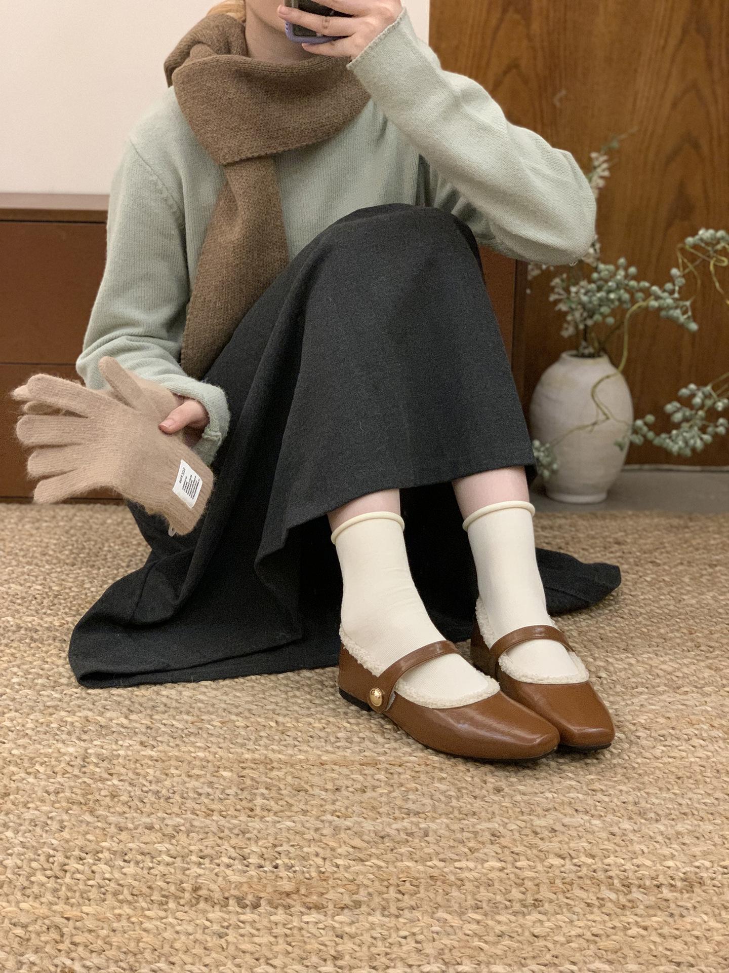 

French Korean version retro square head shallow mouth single shoes women s 2025 autumn and winter new temperament flat bottom velvet Mary Jane shoes 39