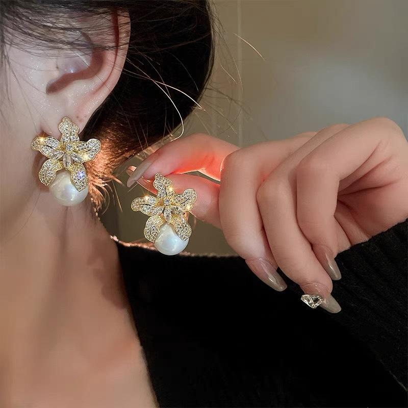 Vintage Fashion Entangle Geometry Round Pearl Stud Earrings for Women Temperament Gold Color Stainless Steel Exquisite Jewelry