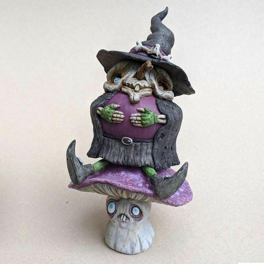 Förtrollande Halloweenhäxa Resinfigur med Färgglada Svampar för Heminredning
