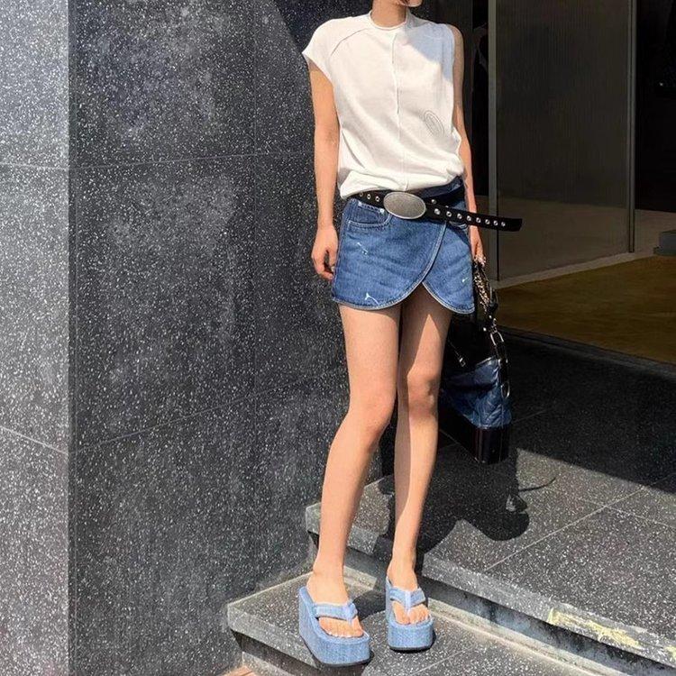 

Yi Mengling has the same 2025 summer new thick-soled high-heeled denim flip-flops, muffin-bottom vacation beach shoes 39