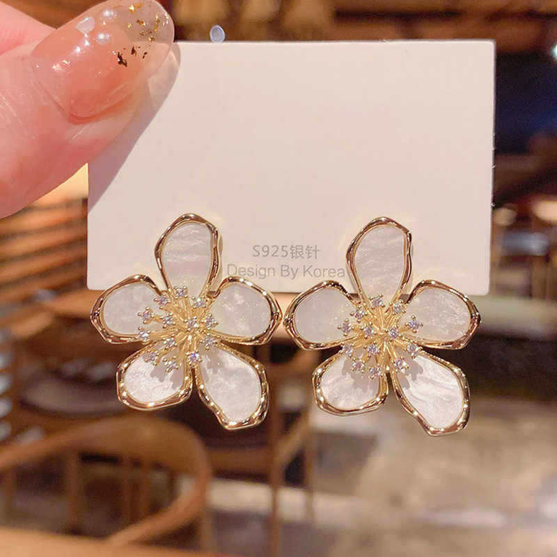 Temperament flower earrings women's niche design high-end light luxury earrings new trendy unique fashion stud earrings