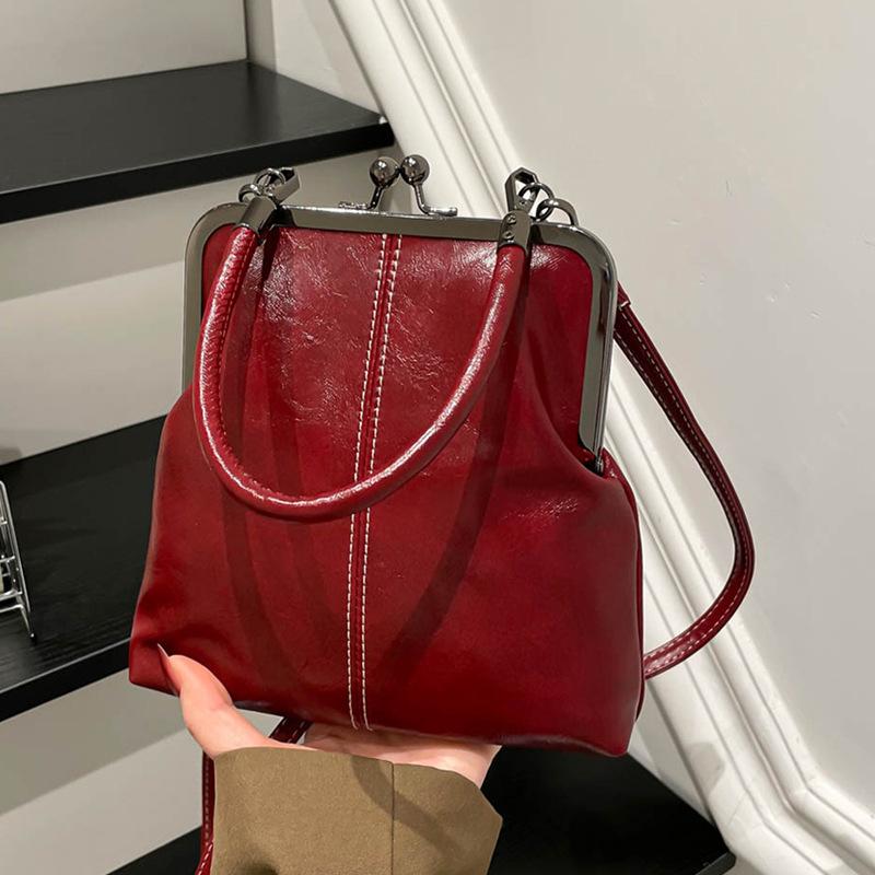 New retro soft leather shell women's bag fashionable women's shoulder messenger bag portable clip bag
