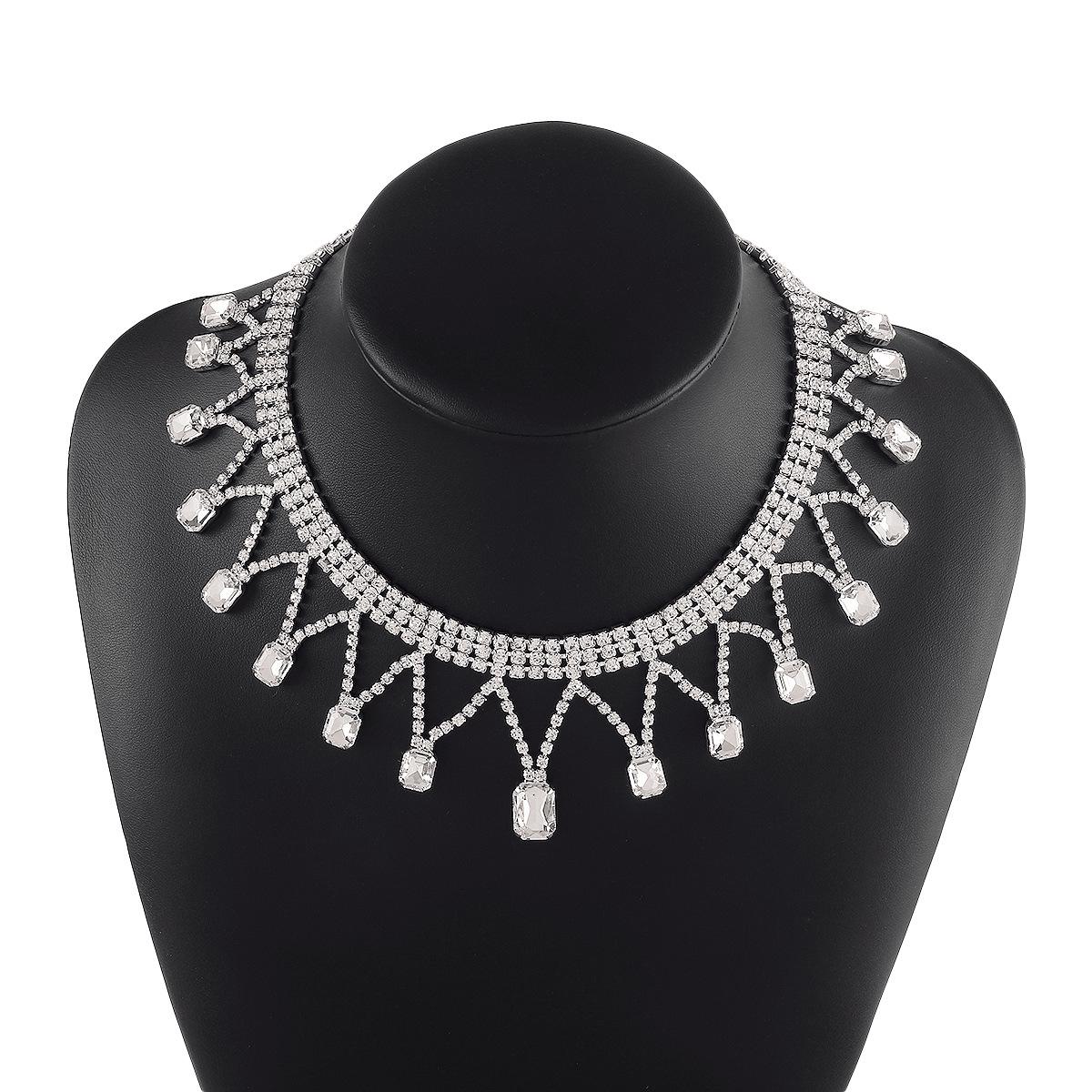 Women European Retro Light Luxury Crystal Tassel Pendant Necklace Fashion Heavy Duty Elegant Dinner Clavicle Necklace белый