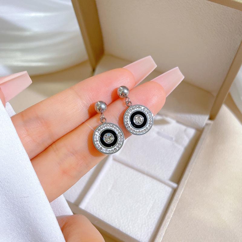 Cercei minimaliști tip stud din oțel titan cu sidef și trifoi cu patru foi - Design androgin pentru temperament individual și eleganță de banchet.