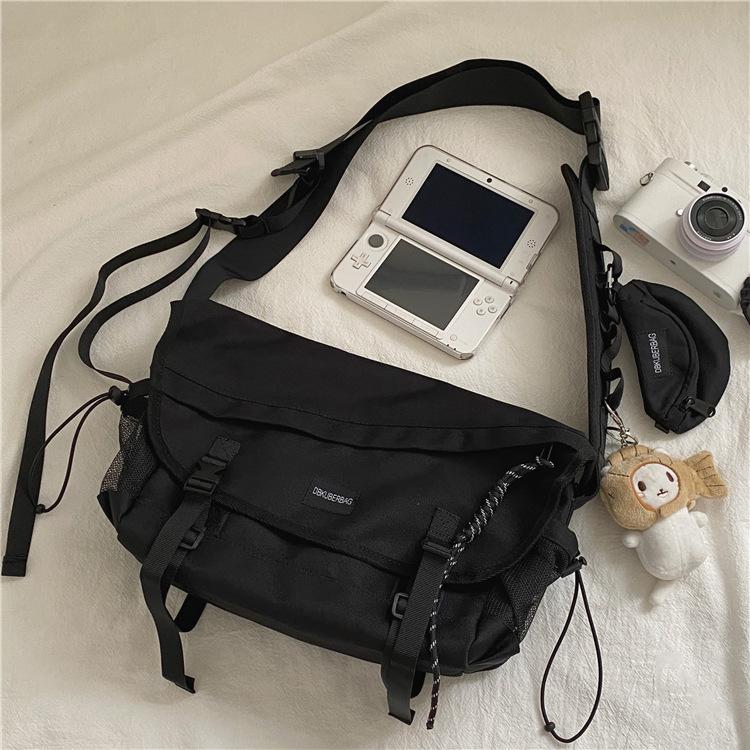 Japanischer Harajuku Tide und geschlechtsneutraler dunkel schwarzer Funktionsbeutel Koreanischer Ins Retro Werkzeug Messenger Bag mit großem Fassungsvermögen