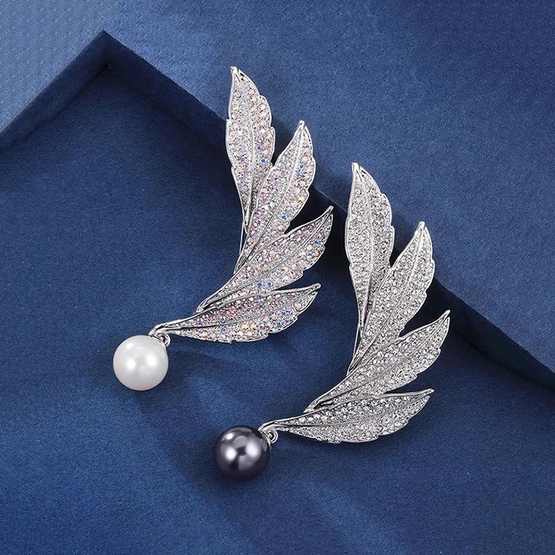 Simple and Elegant Feather Brooch, High-end Feminine Charm and Grace, Pearl Brooch, Niche Design Sense Brooch