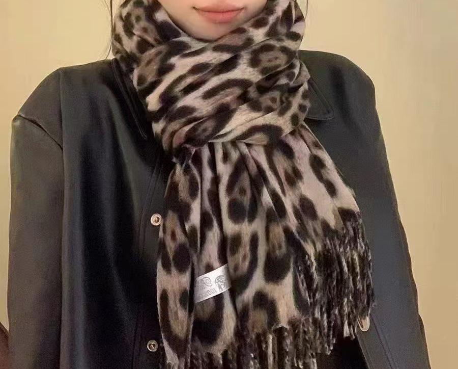 

New Female Spicy Girl Style Autumn and Winter High End Thick Shawl Niche Design Sweet and Cool Retro Leopard Print Tassel Scarf One Size хакі