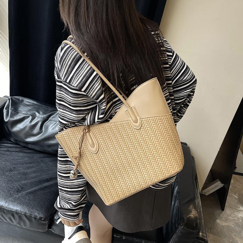 Premium Retro Commuter Large-capacity Bag Women's Summer New Popular Versatile Shoulder Bag