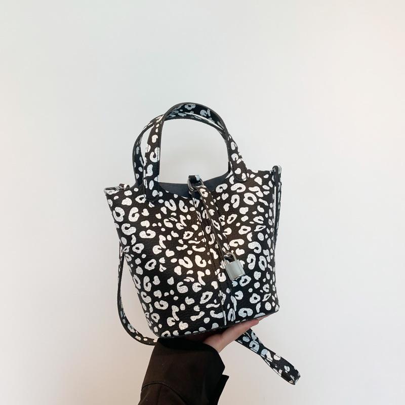 

Модная сумка через плечо с леопардовым принтом в иностранном стиле, большая вместительная сумка для покупок, модная сумка-ведро, нишевая дизайнерская сумка чёрный