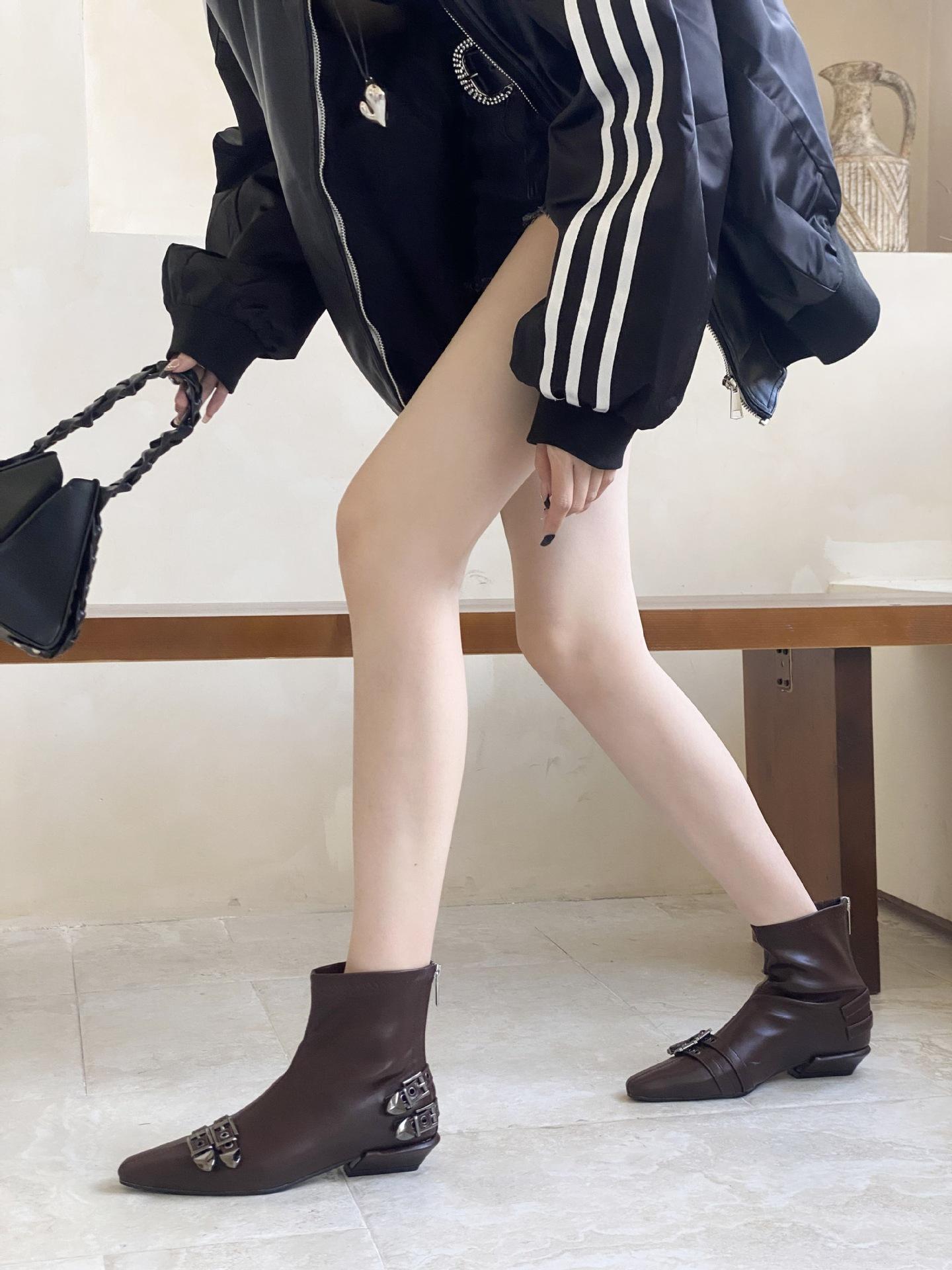 

2025 autumn and winter new square head short heel temperament French metal belt buckle fashionable sexy beautiful women short boots 40 темно-коричневого кольору