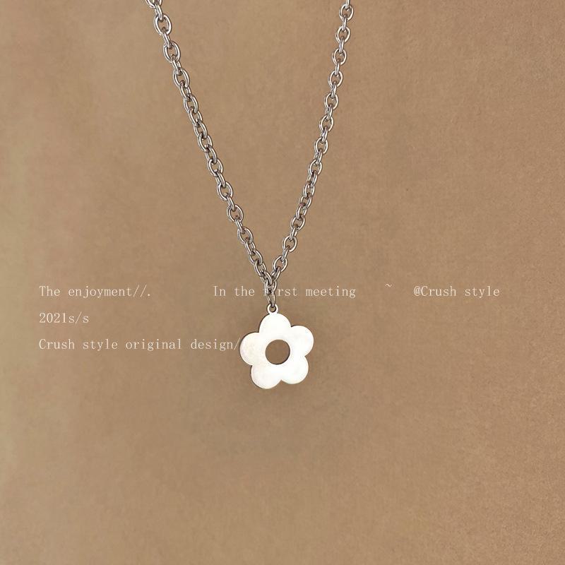 Minimalist Floral Pendant Necklace - Women's Hip-Hop Punk Style Clavicle Chain, Retro Hong Kong Personality Neck Chain