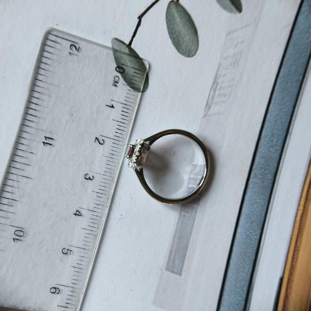 Серебряное кольцо с натуральным гранатом 0.408ct, фианитами, вес изделия 2,15 гр (2191384)