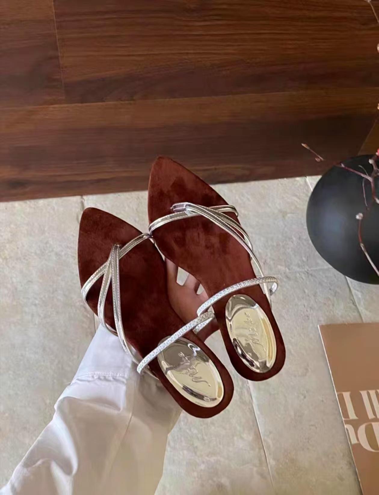 

French design pointed toes cool slippers female 2025 new fairy style temperament word with cool slippers 35 серебряный