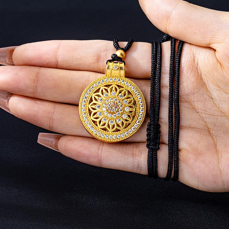 Vietnamesische Ethnische Retro Rosen Anhänger Halskette mit Eingesetzten Diamanten, Gold Finish, Lang Anhaltende Farberhaltung.