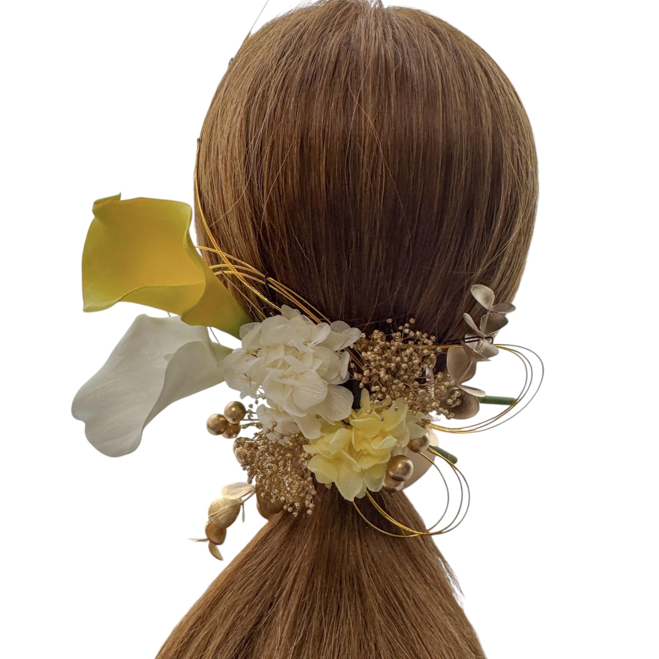 

Yellow calla lilies and white dried flowers in a hair ornament with mizuhiki and gold Perfect for bridal and leaf. coming-of-age ceremonies,
