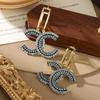 Eleganti Orecchini Pendenti con Ciondolo Doppia C - Design a Croce Versatile ed Elegante con Fascino di Lusso