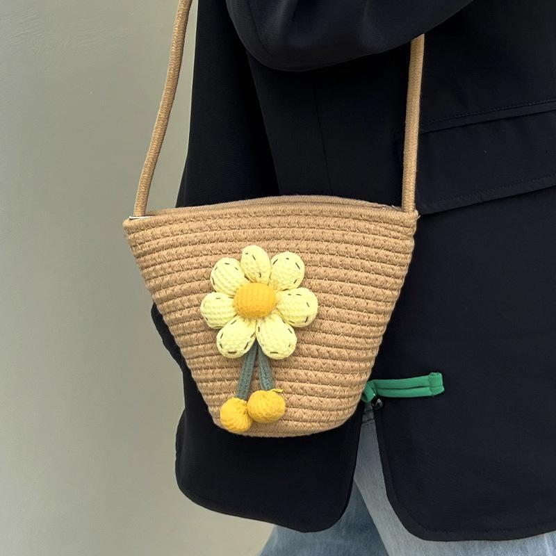 This Year's New Products Are Cute, Small, Fresh and Sweet, Versatile Buckets, Small Bags, Mori Flowers, Niche Versatile Messenger Bags, Women