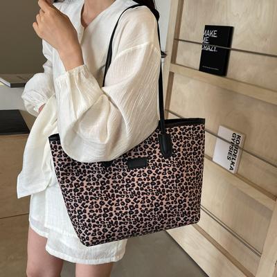 Fashionable Leopard Print Shoulder Bag for Women New Fashion College Students Class Bag Fashionable Large Capacity Tote Bag for Women