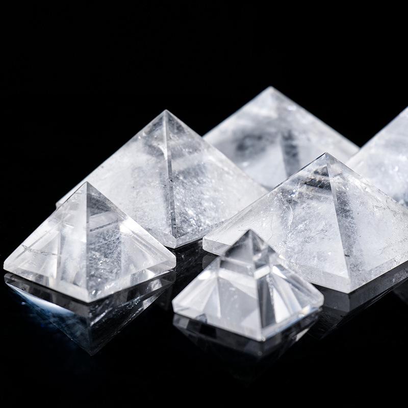 Bílá křišťálová leštěná pyramida Feng Shui ornament