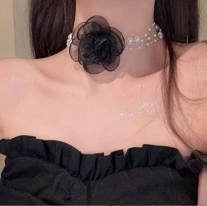 Rose Pearl Choker Necklace: Elegant Light Luxury Clavicle Chain for Women