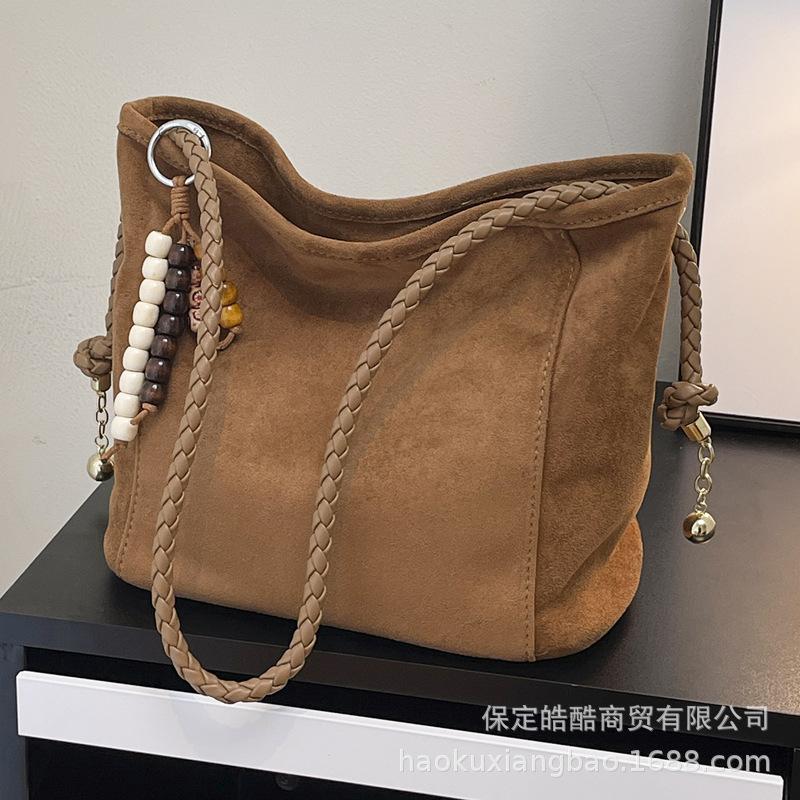 Suede bag women's large capacity 2025 new autumn and winter retro messenger bag popular commuter bucket bag this year